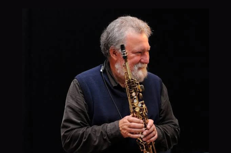 Photograph of Evan Parker holding a saxophone