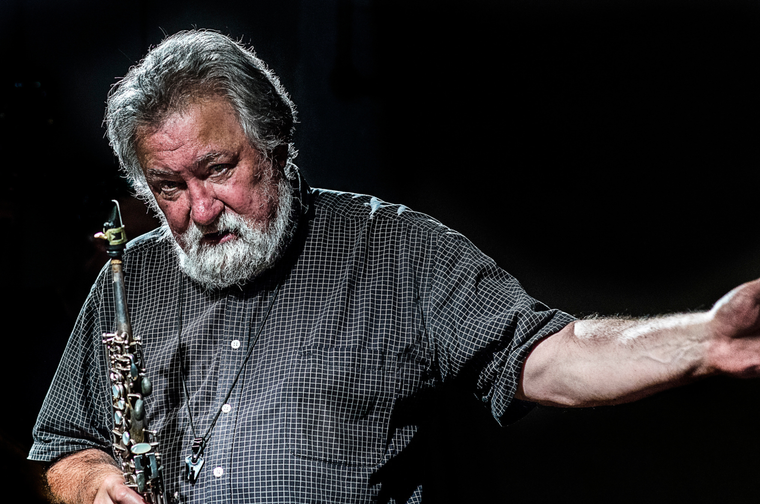 Photograph of Evan Parker holding a saxophone